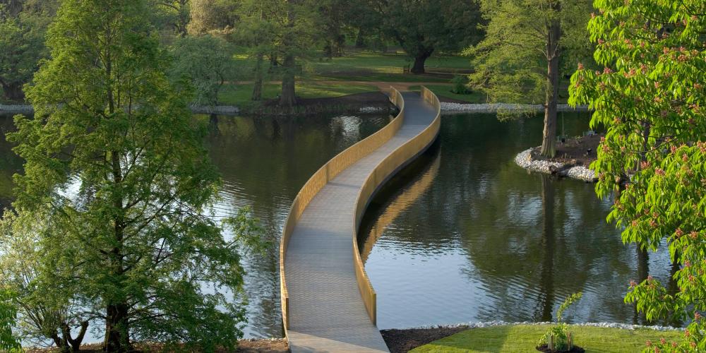 Le pont Sackler Crossing, installé en 2006, permet d'accéder facilement aux zones les moins visitées de Kew. – © RBG Kew