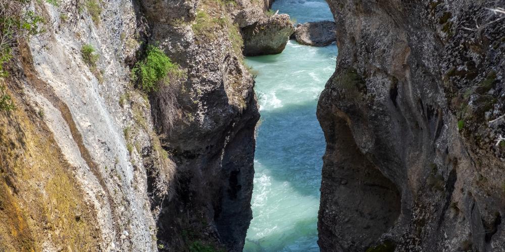 Gorge of the Aksu River – © Stocker Plus / Shutterstock