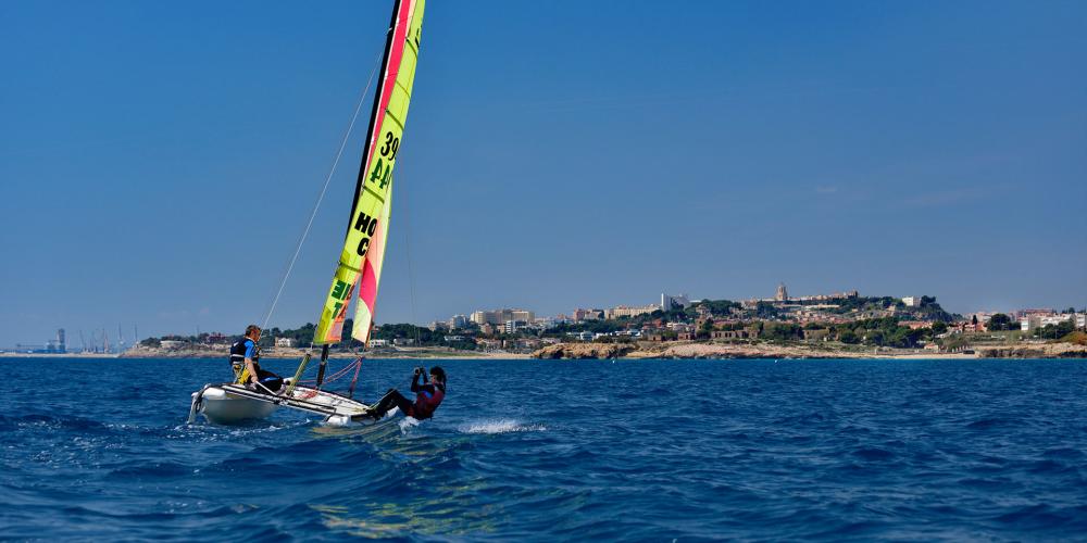 Cette ville portuaire traditionnelle au climat agréable et doux est un endroit idéal pour pratiquer n'importe quel sport. Sur la photo : Navigation à la voile le long de la célèbre plage de Llarga. – © Rafael López-Monné