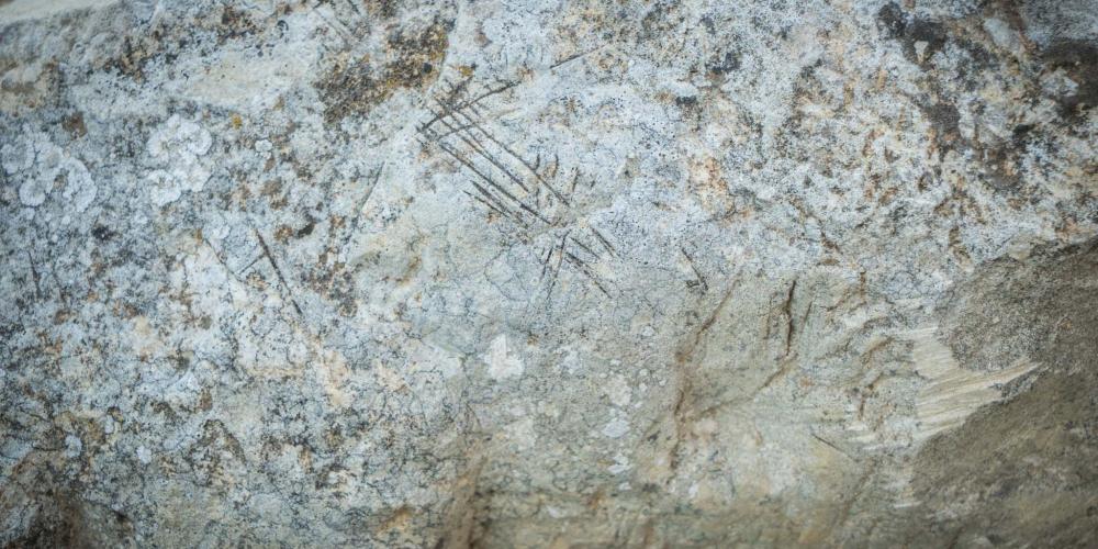 La légende du village dit que ceux qui veulent conquérir un être aimé viennent la nuit en secret enlever un fragment du sarcophage de Saint Agapiticos. – © Michael Turtle