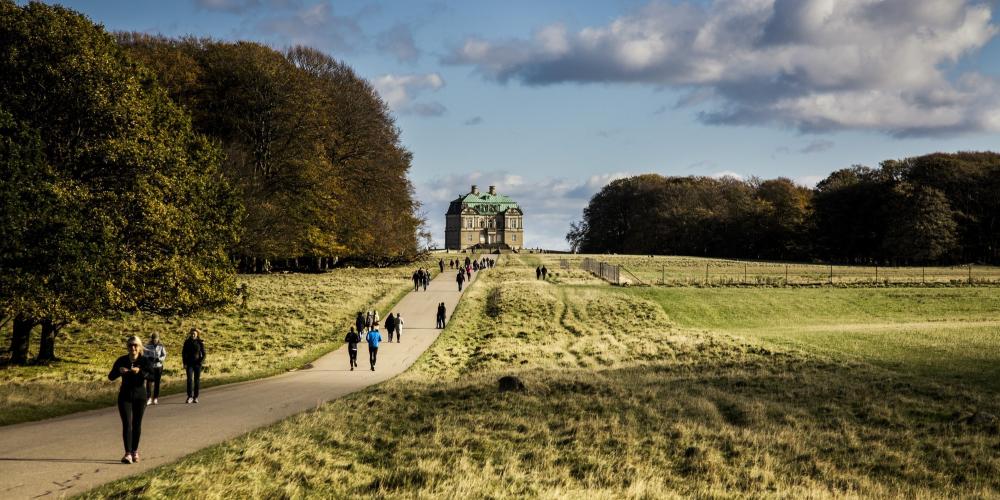 The royal hunting lodge—placed centrally in Jægersborg Deer Park—is still occasionally used by the royal family. – © Sune Magyar / Parforcejagtlandskabet i Nordsjælland