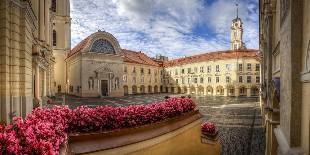 L'université de Vilnius combine de manière harmonieuse les traditions de la Renaissance, du Baroque et du Classicisme. Elle contient 12 cours de différentes tailles et formes. – © Laimonas Ciūnys /www.govilnius.lt