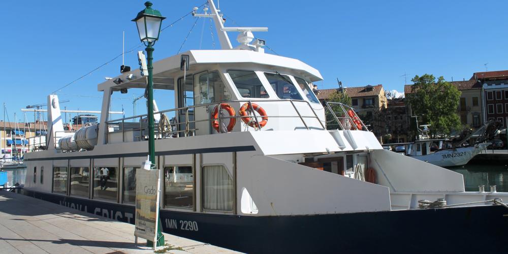 A regular ferry service takes visitors to the islands on the lagoon. – © PromoTurismoFVG A regular ferry service takes visitors to the islands on the lagoon. – © PromoTurismoFVG