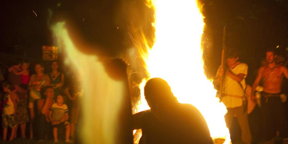 The ritual fire of the Celtic god Belenus kicks off the re-enactment. – © Gianluca Baronchelli
