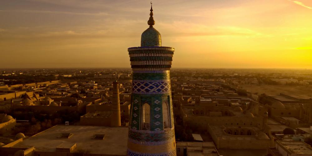 Islam Khodja minaret at dusk in Itchan Kala, Uzbekistan – © BUKatie / Shutterstock