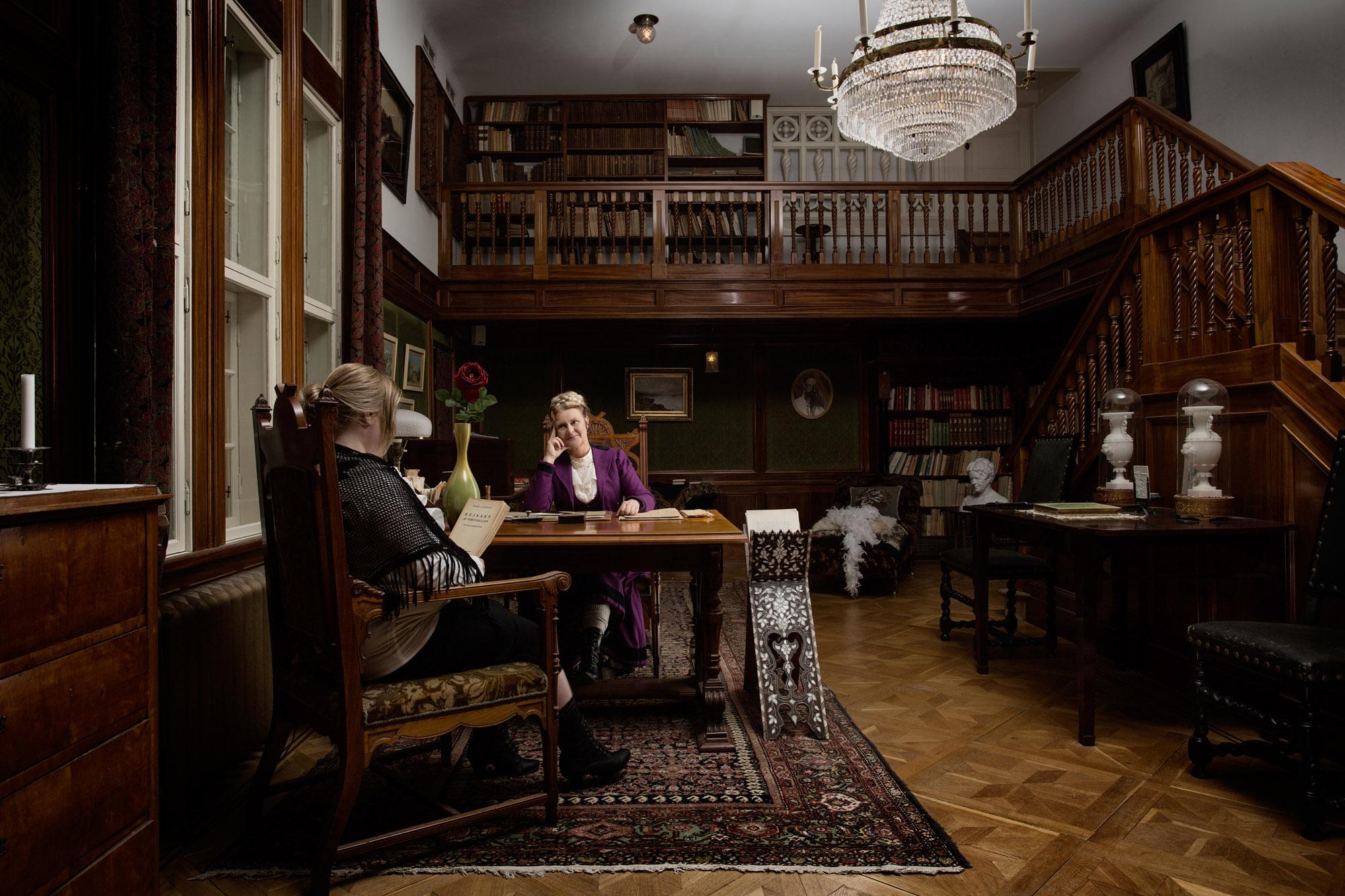 The exhibition “Selma in Falun” shows Selma and Valborg in Semla Lagerlöfs library and workroom. – © Ryan Garrison