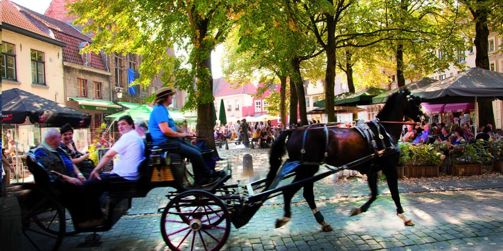 Breweries have stood on and near the Walplein since the 16th century and today it hosts the only brewery still operating in the inner city, De Halve Maan. – © Jan D’hondt / Visit Bruges