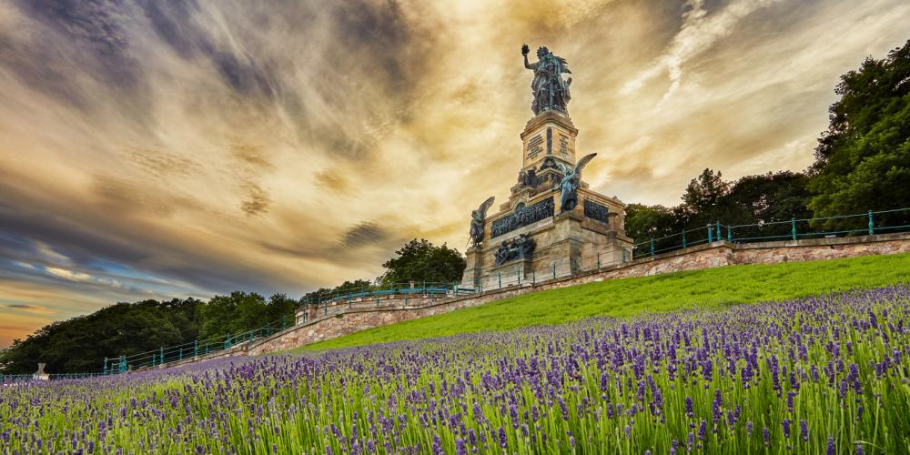 The Niederwald Monument stands within the historical garden. Inaugurated in 1883, it trumped Ostein’s Niederwald and became the more popular destination. – © Michael Leukel / Staatl. Schlösser und Gärten Hessen