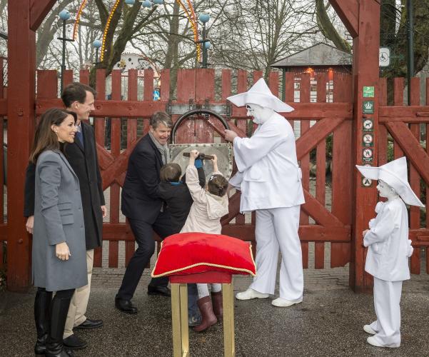 Prince Joachim, Princess Marie, Prince Henrik, and Princess Athena open Bakken with clowns Pierrot and mini-Pierrot. – Photograph by Henrik Petit. – © Henrik Petit