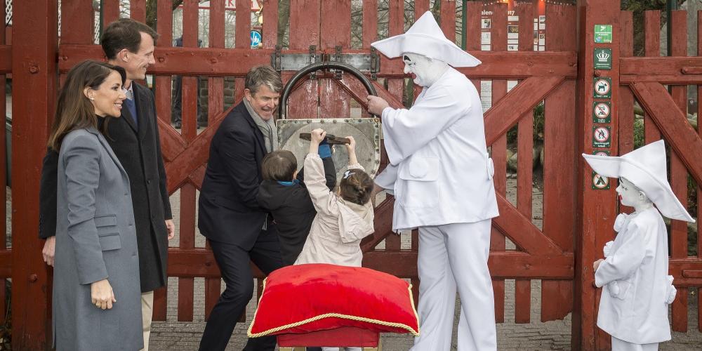 Prince Joachim, Princess Marie, Prince Henrik, and Princess Athena open Bakken with clowns Pierrot and mini-Pierrot. – Photograph by Henrik Petit. – © Henrik Petit