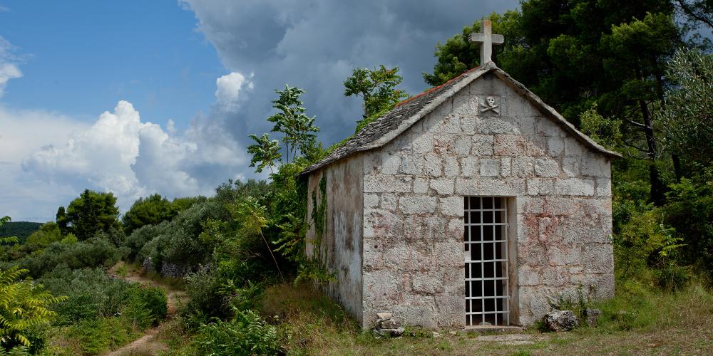 The Chapel of St. Michael was built in 1886 at the intersection of the ancient and medieval paths. Inside, there is a painting of the saint as a winged angel holding a spear. – © Stari Grad Plain The Chapel of St. Michael was built in 1886 at the intersection of the ancient and medieval paths. Inside, there is a painting of the saint as a winged angel holding a spear. – © Stari Grad Plain