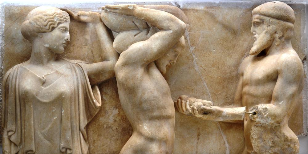 La métope des pommes des Hespérides du décor sculpté du temple de Zeus illustre l' un des douze travaux d' Héraclès. – © Ministère Hellénique de la Culture et des Sports / Ephorie des Antiquités d'Ilia (efailias)