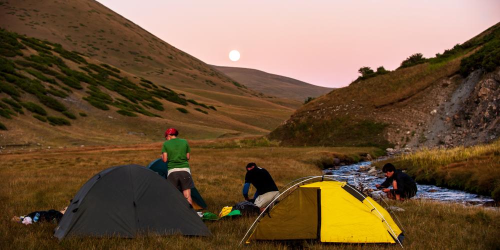 Group of trekkers camping in nature near Sary Chelek lake, Kyrgyzstan – © Baisa / Shutterstock