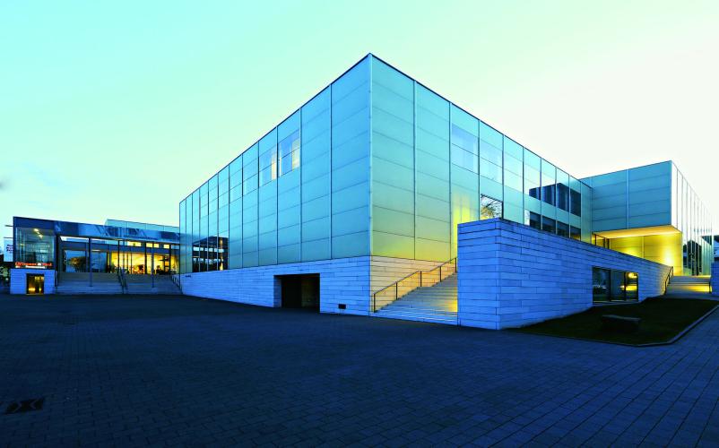 2007年3月，大卫·奇普菲尔德因其弗柯望博物馆新馆的设计而荣膺世界建筑大赛桂冠。2010年1月，新馆举行了落成典礼。 – © Museum Folkwang