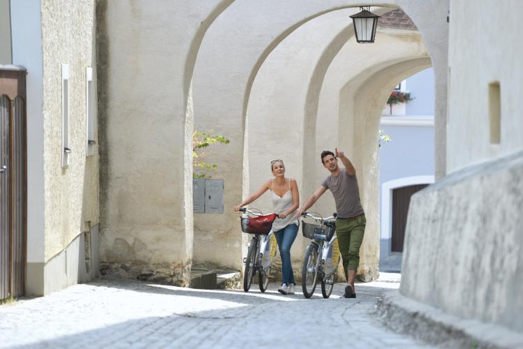 Cycling is one of the most pleasant ways to discover the Wachau and its hidden places. – © Steve Haider / Donau NÖ