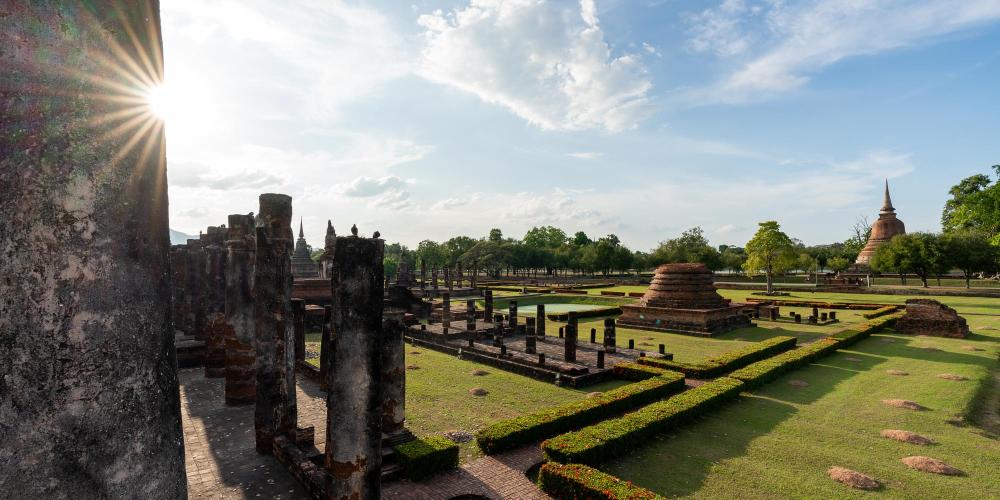 Looking out across the expansive footprint of the main Wat Mahathat temple. – © Michael Turtle Looking out across the expansive footprint of the main Wat Mahathat temple. – © Michael Turtle