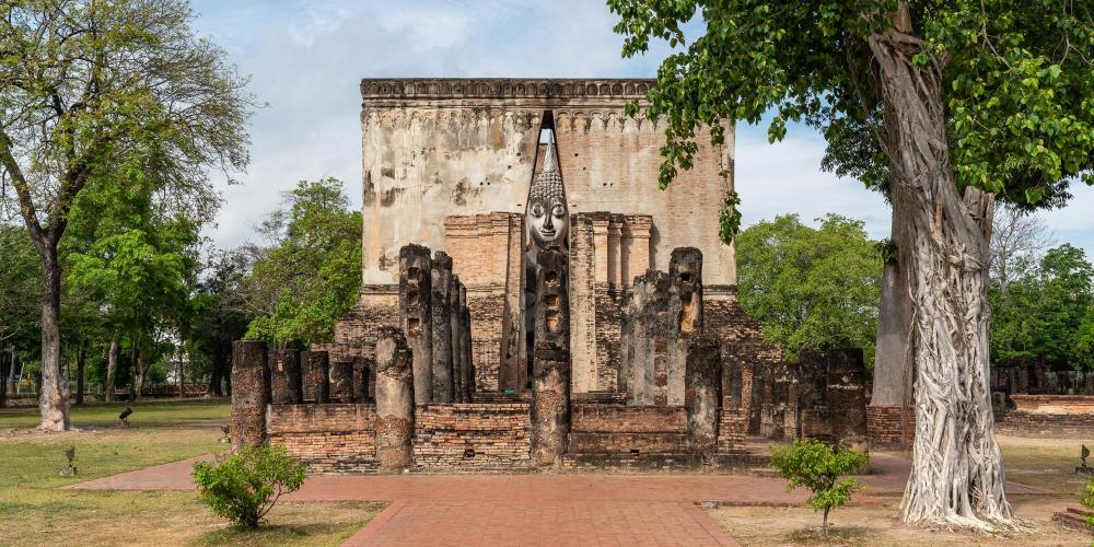 Wat Si Chum and its enormous Buddha statue is one of the highlights of the North section of the historical park. – © Michael Turtle Wat Si Chum and its enormous Buddha statue is one of the highlights of the North section of the historical park. – © Michael Turtle
