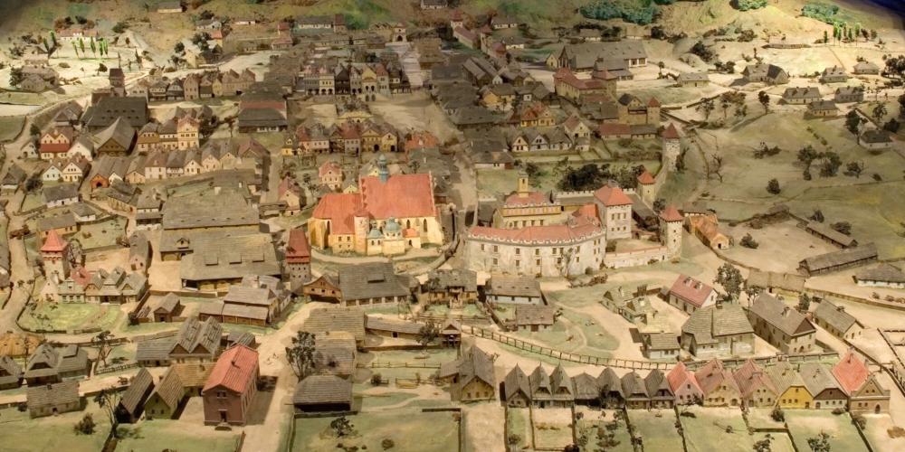 La maquette avec le château, les murs de défense, les puits et l'hôpital minier montre Wieliczka au XVIIe siècle. Musée dans la mine sel de Wieliczka – © Artur Grzybowski