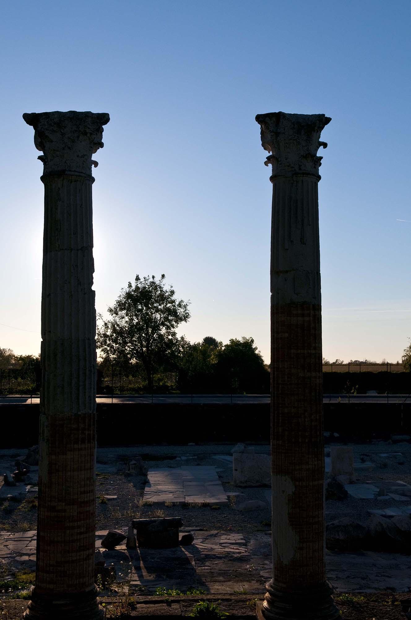 Un détail des colonnes visibles aujourd'hui, appartenant à la partie orientale de l'ancien portique. Elles ont été réhaussées et partiellement reconstruites dans les années 1930. – © Gianluca Baronchelli