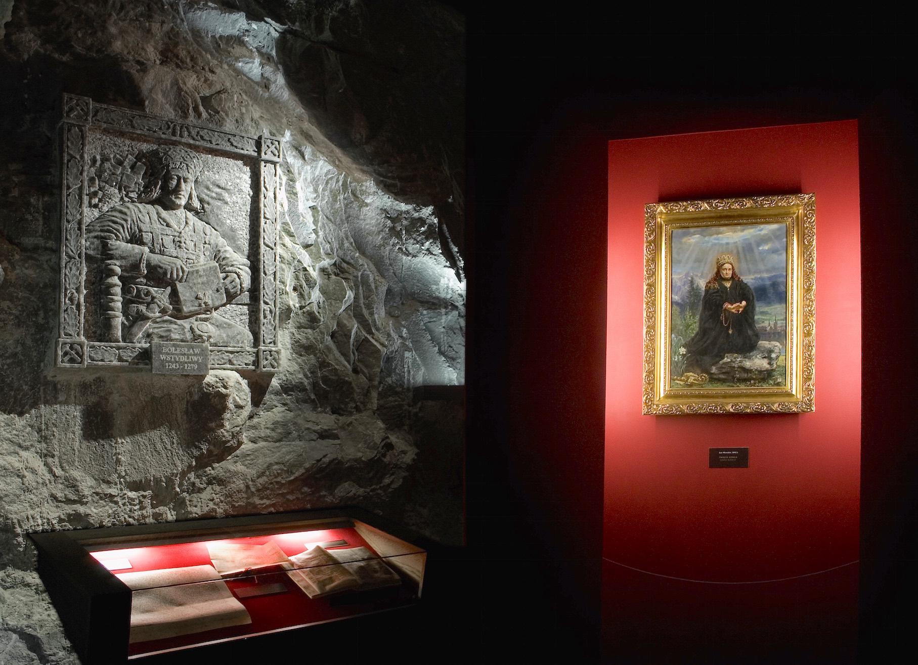 Image de St. Kinga peinte par Jan Matejko, peintre polonais de renom, et une sculpture de bas-relief de son mari, le duc Boleslaus, sont présentés dans le musée des salines dans la mine de sel de Wieliczka.  – © Artur Grzybowski