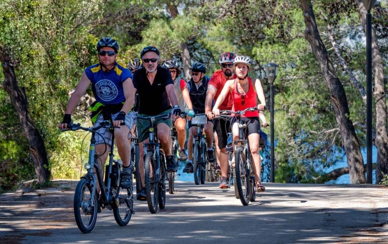 You can rent bikes in Stari Grad for leisurely tours of the plains and villages. – © starigrad.eu