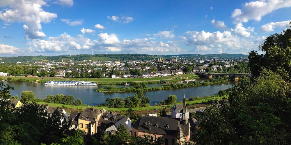 Vue panoramique de Trèves depuis les rives de la Moselle. – © Trier Tourismus und Marketing GmbH