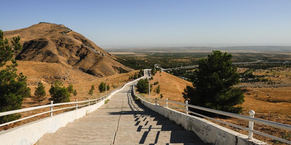 The hiking trail is paved, making it accessible to even beginner hikers who wish to enjoy the scenery. – © Daria Vasilyeva / Shutterstock The hiking trail is paved, making it accessible to even beginner hikers who wish to enjoy the scenery. – © Daria Vasilyeva / Shutterstock