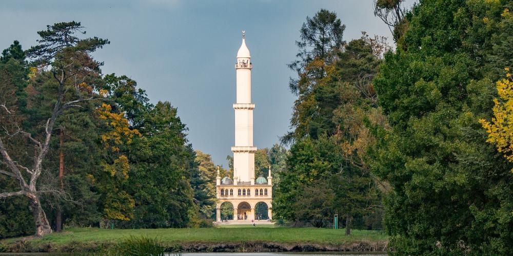 Minaret tower in Lednice Park – © Tomas Mehes / Shutterstock Minaret tower in Lednice Park – © Tomas Mehes / Shutterstock