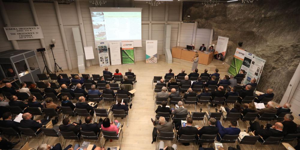 Silence and monochromatic colours of the Drozdowice IV Chamber are conducive to contemplation and workshops. Wieliczka Salt Mine has several conference chambers of different sizes, to host small meetings or large conferences up 600 people. – © Rafał Stachurski Silence and monochromatic colours of the Drozdowice IV Chamber are conducive to contemplation and workshops. Wieliczka Salt Mine has several conference chambers of different sizes, to host small meetings or large conferences up 600 people. – © Rafał Stachurski