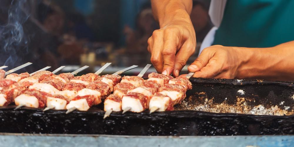 Grilling meat over hot coals in Uzbekistan – © Yashkin Ilya / Shutterstock