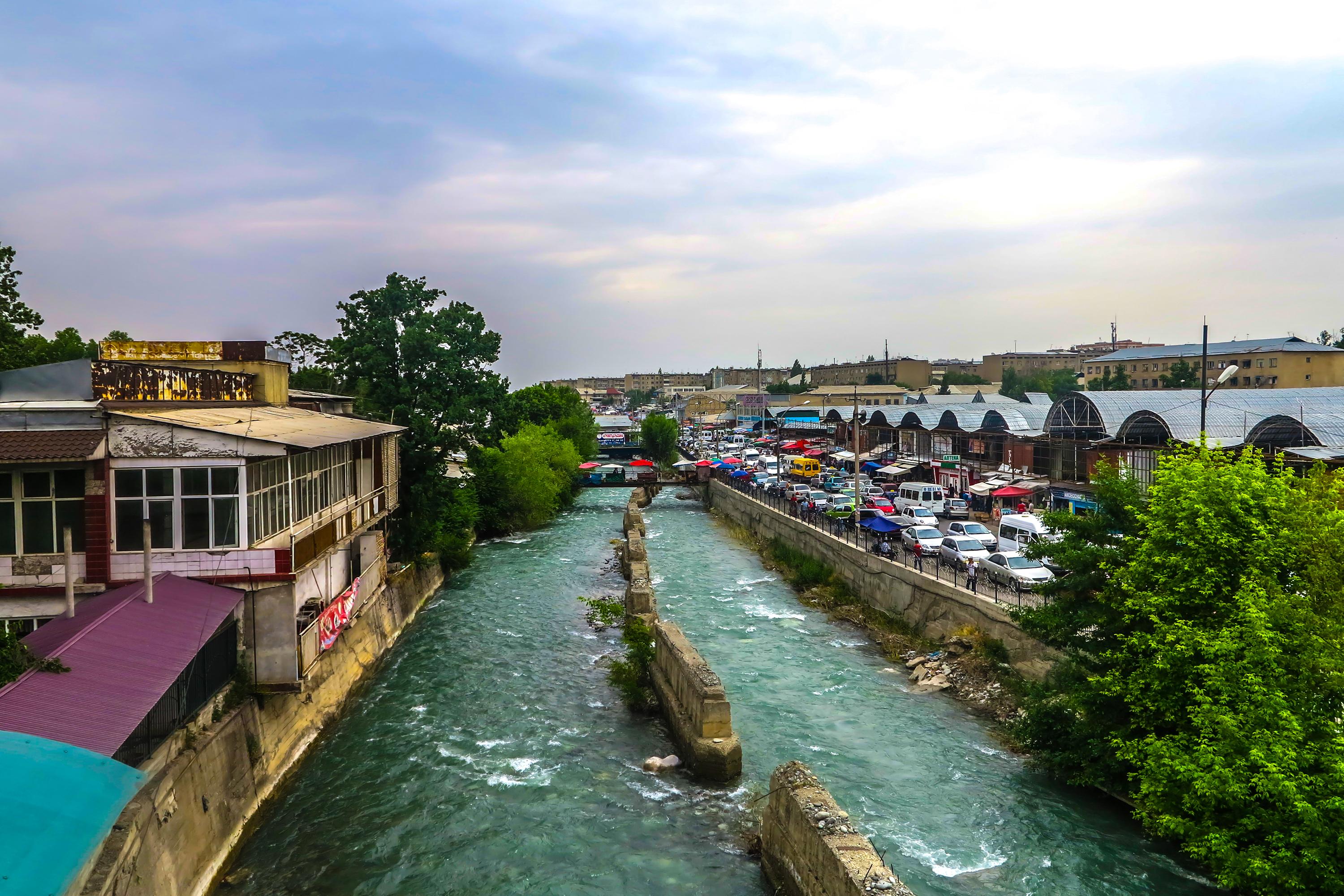 Bazaar accompanying the river in Osh © AlexelA / Shutterstock