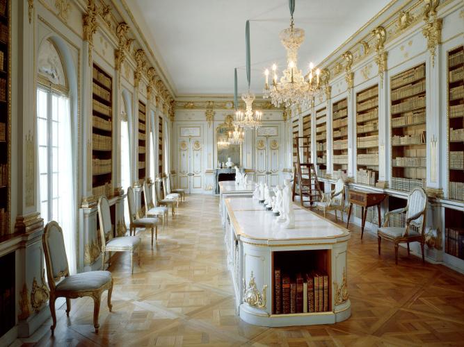 La bibliothèque de la reine Lovisa Ulrika à Drottningholm est souvent présentée comme la plus belle pièce de Suède. C'est le célèbre peintre et architecte Jean Eric Rehn qui a réalisé les plans de cette pièce blanche et lumineuse ornée de dorures. – © Alexis Daflos