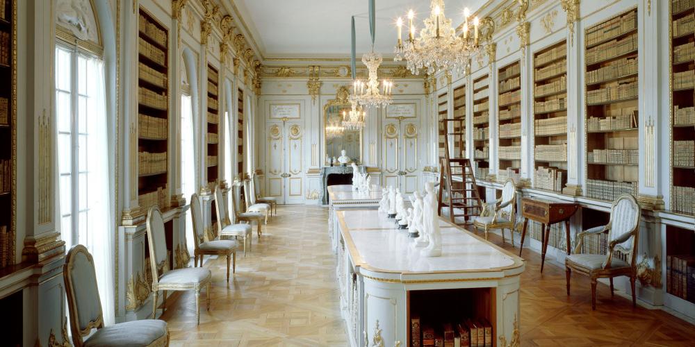 La bibliothèque de la reine Lovisa Ulrika à Drottningholm est souvent présentée comme la plus belle pièce de Suède. C'est le célèbre peintre et architecte Jean Eric Rehn qui a réalisé les plans de cette pièce blanche et lumineuse ornée de dorures. – © Alexis Daflos La bibliothèque de la reine Lovisa Ulrika à Drottningholm est souvent présentée comme la plus belle pièce de Suède. C'est le célèbre peintre et architecte Jean Eric Rehn qui a réalisé les plans de cette pièce blanche et lumineuse ornée de dorures. – © Alexis Daflos