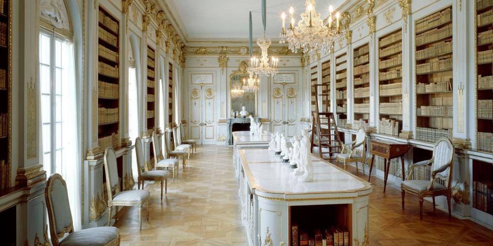 La bibliothèque de la reine Lovisa Ulrika à Drottningholm est souvent présentée comme la plus belle pièce de Suède. C'est le célèbre peintre et architecte Jean Eric Rehn qui a réalisé les plans de cette pièce blanche et lumineuse ornée de dorures. – © Alexis Daflos