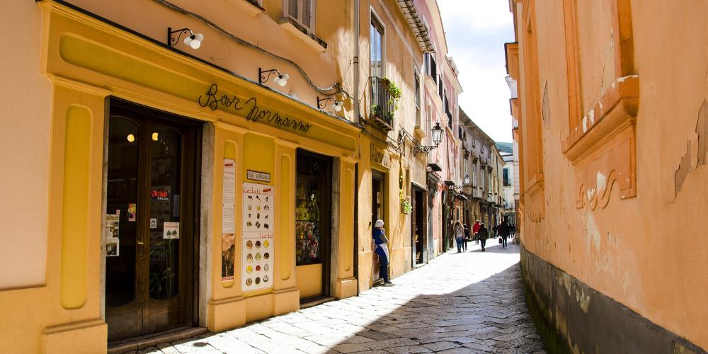 Characteristic narrow street of the ancient village of Sant'Agata dei Goti. – © Paola Salvetti