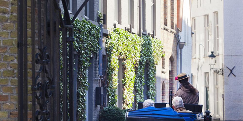 A carriage on the cobblestone street near the Groeninge museum, which holds the excellent Flemish Primitives collection. – © Jan D’hondt / Visit Bruges A carriage on the cobblestone street near the Groeninge museum, which holds the excellent Flemish Primitives collection. – © Jan D’hondt / Visit Bruges