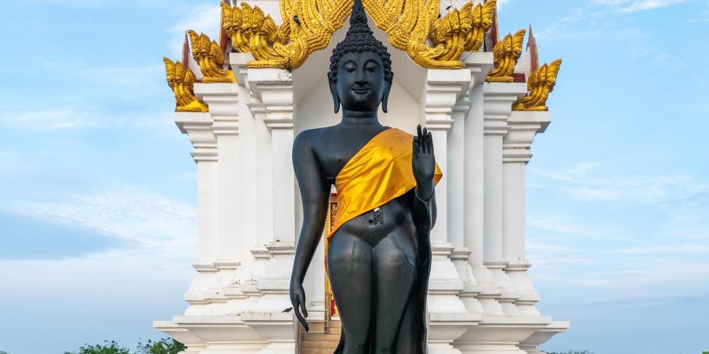A Buddha statue in front of the main temple on the Holy Heartland island. – © Michael Turtle