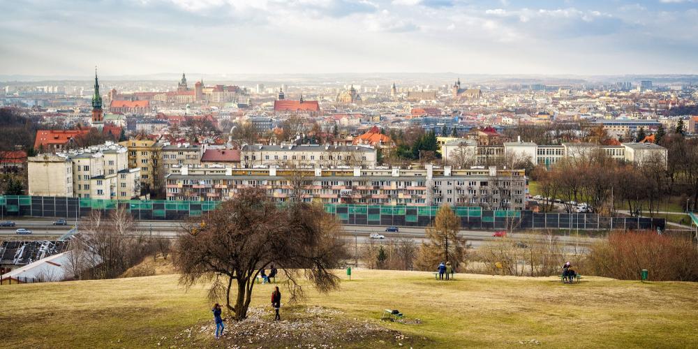 Krakus Mound is a great place for recreation and leisure. Public events are also held here, including the "Feast of Rękawka", right after Easter, featuring shows of fencing and traditional handicrafts. – © Sopotnicki / Shutterstock Krakus Mound is a great place for recreation and leisure. Public events are also held here, including the "Feast of Rękawka", right after Easter, featuring shows of fencing and traditional handicrafts. – © Sopotnicki / Shutterstock