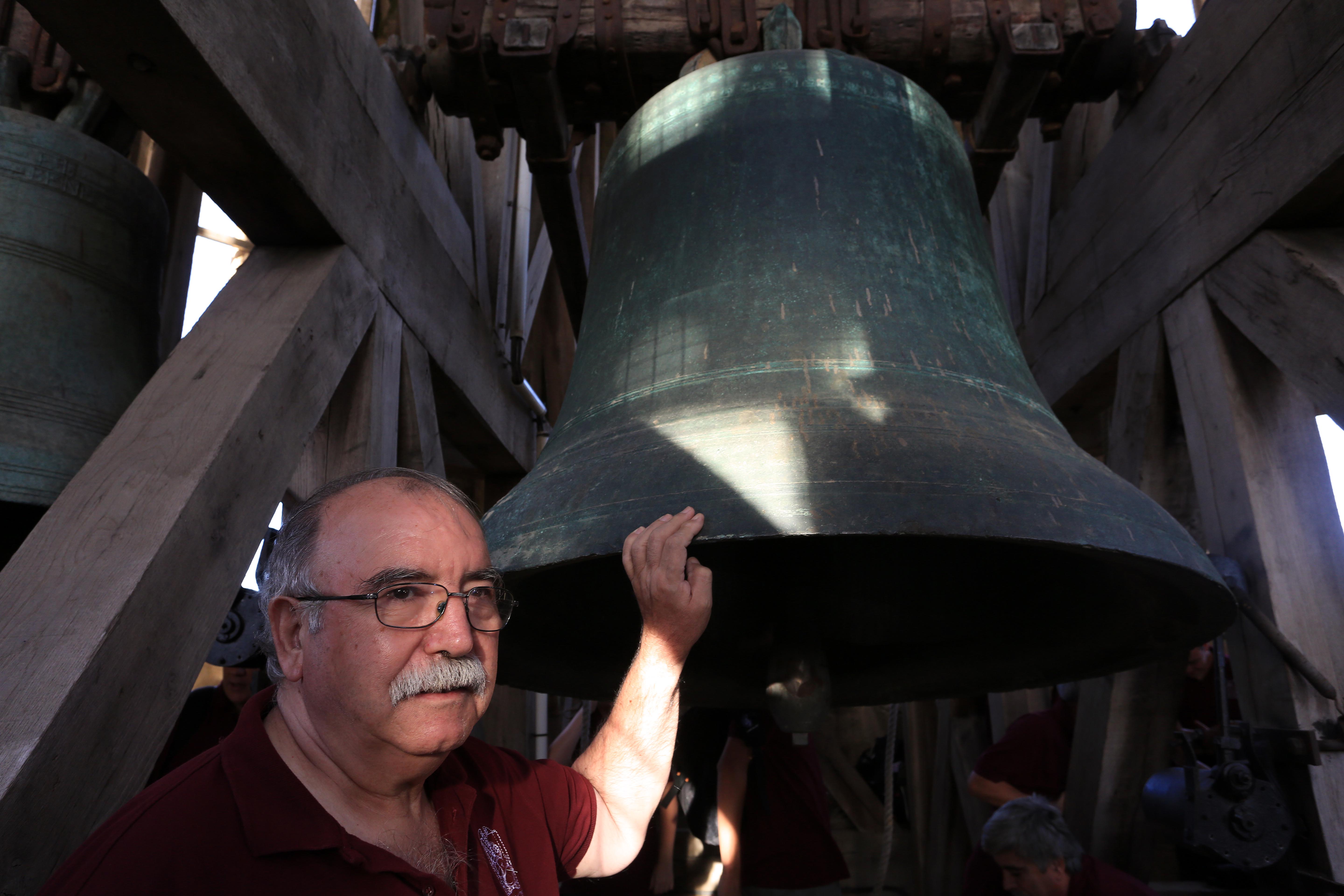 The bell tower contains some of Europe’s oldest working bells dating from 1313 and 1314. It stands 70 metres high and was built in several different phases from the 14th century. It is surmounted by an early 16th-century small temple containing the famous hour bell Capona. Some of the bells are rung using the Catalan full-circle method, meaning the bell rotates 360 degrees and is stopped by the bell-ringer when it is balanced mouth upwards. – © Manel R. Granell The bell tower contains some of Europe’s oldest working bells dating from 1313 and 1314. It stands 70 metres high and was built in several different phases from the 14th century. It is surmounted by an early 16th-century small temple containing the famous hour bell Capona. Some of the bells are rung using the Catalan full-circle method, meaning the bell rotates 360 degrees and is stopped by the bell-ringer when it is balanced mouth upwards. – © Manel R. Granell