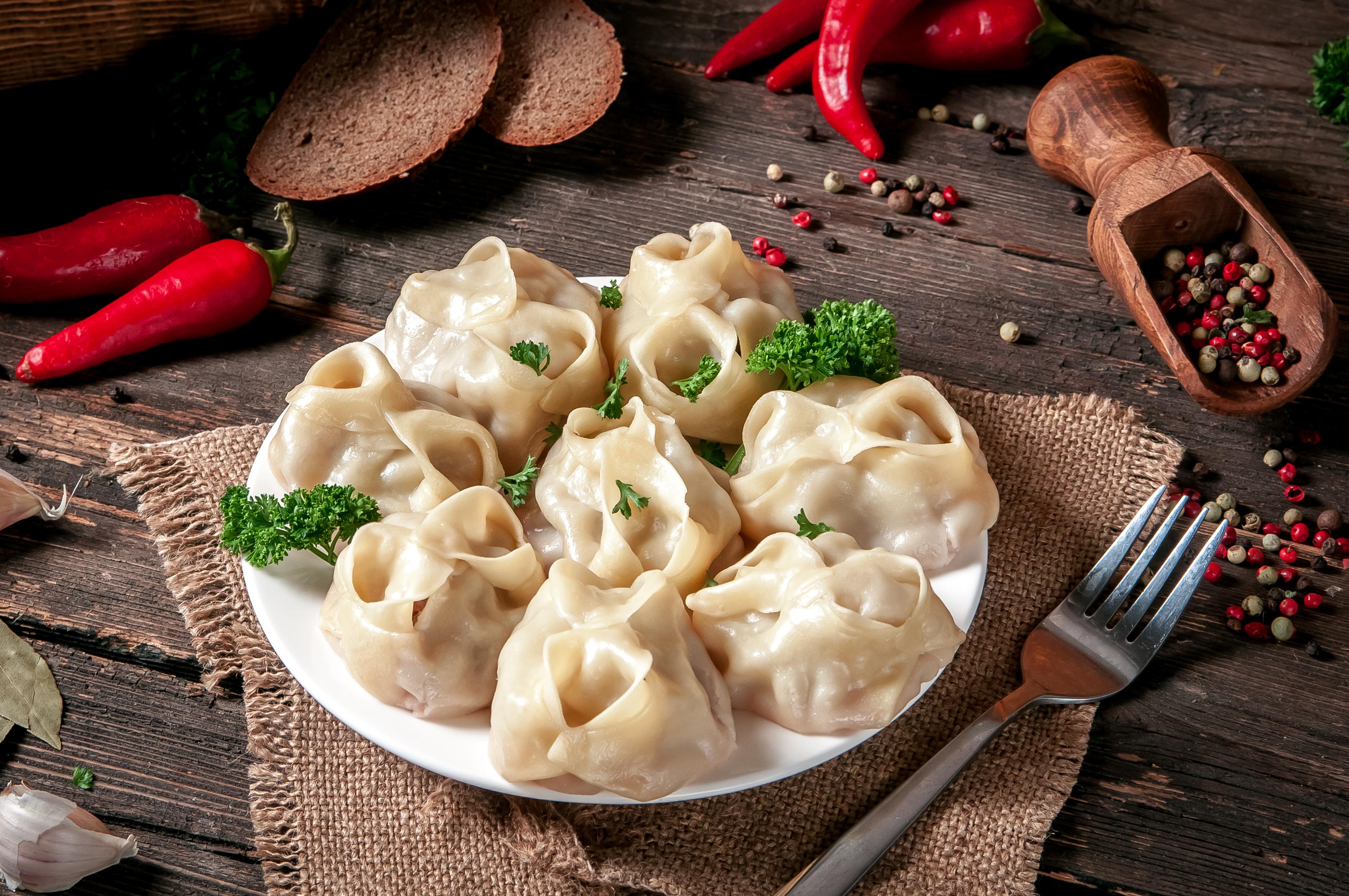 Homemade manti stuffed with minced meat © YURIY YEREMIN / Shutterstoc