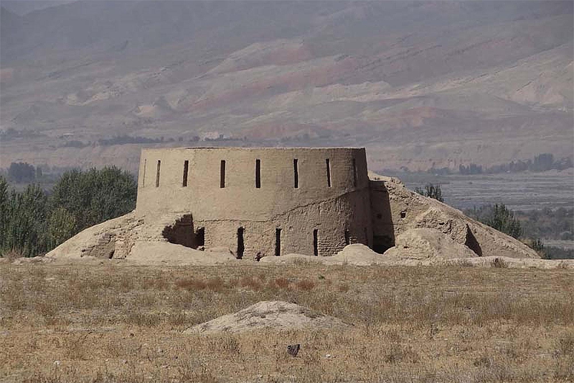 The Sanjarshakh settlement in Tajikistan: a view to the Round Tower after reconstruction. – © East Sogdian Archaeological Expedition