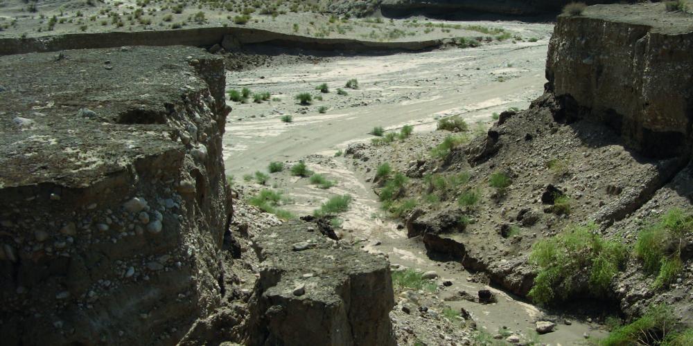 Canyon-shaped valley of the temporary stream flowing into the Vakhsh River – © A. Butorin Canyon-shaped valley of the temporary stream flowing into the Vakhsh River – © A. Butorin