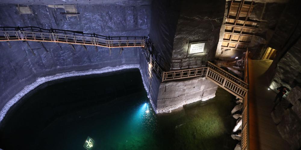 Along the tourist route, you see three brine lakes that were artificially created by filling the lower parts of the chambers with brine. This lake in Barącz Chamber is nine metres deep. – © Rafał Stachurski