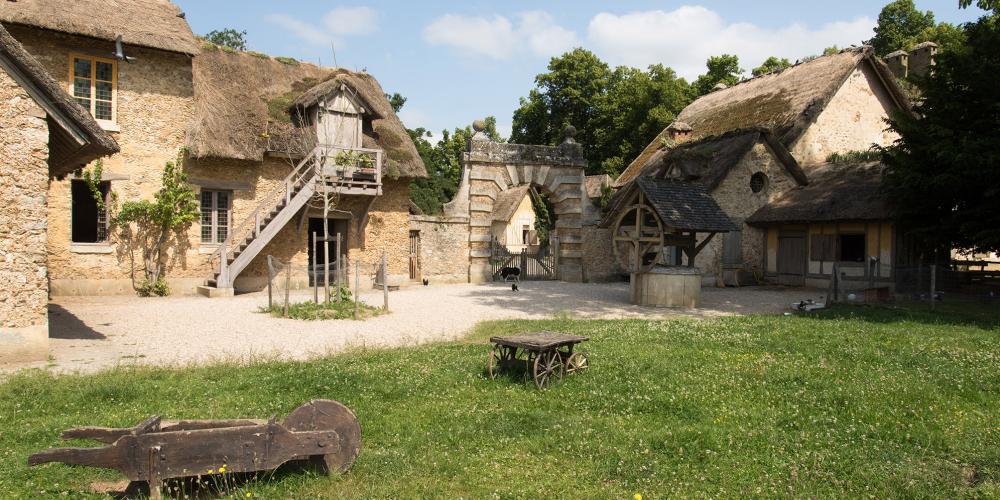 En retrait des autres maisons du Hameau de la reine, la ferme est composée d'une grange, d'une porcherie, d'une bergerie et d'un poulailler. – © Thomas Garnier