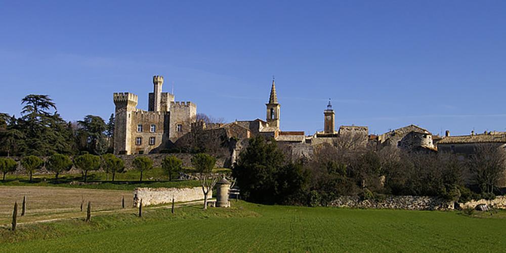 The 14th century castle is the emblematic figure of Pouzilhac, a village located north of the Pont du Gard on an old Roman road. – © OT du Pont du Gard The 14th century castle is the emblematic figure of Pouzilhac, a village located north of the Pont du Gard on an old Roman road. – © OT du Pont du Gard