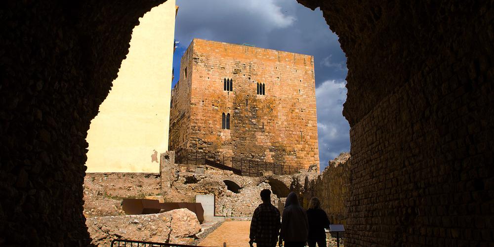 A construction (pictured) from the Roman era, it was modified in mediaeval times and turned into a castle for the Crown of Aragon kings and queens. – © Manel Antoli RV Edipress / Tarragona Tourist Board