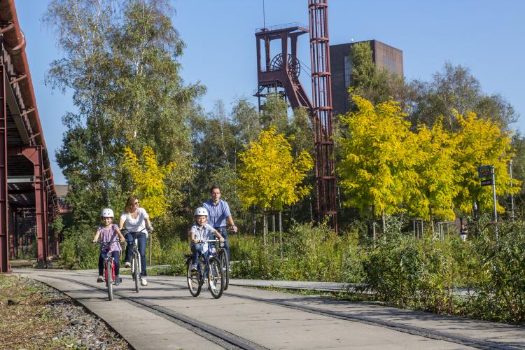 The 3.5-kilometre-long Ring Promenade surrounds the entire UNESCO World Heritage Site and invites visitors to actively experience the industrial nature. – © Jochen Tack / Zollverein Foundation