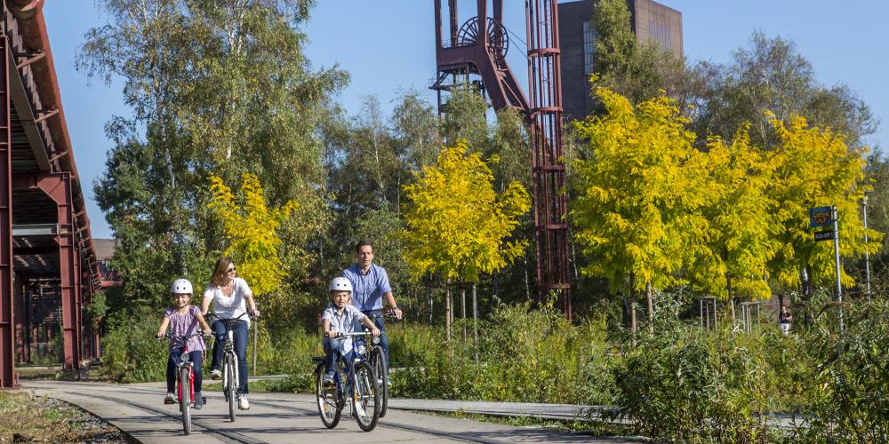 The 3.5-kilometre-long Ring Promenade surrounds the entire UNESCO World Heritage Site and invites visitors to actively experience the industrial nature. – © Jochen Tack / Zollverein Foundation