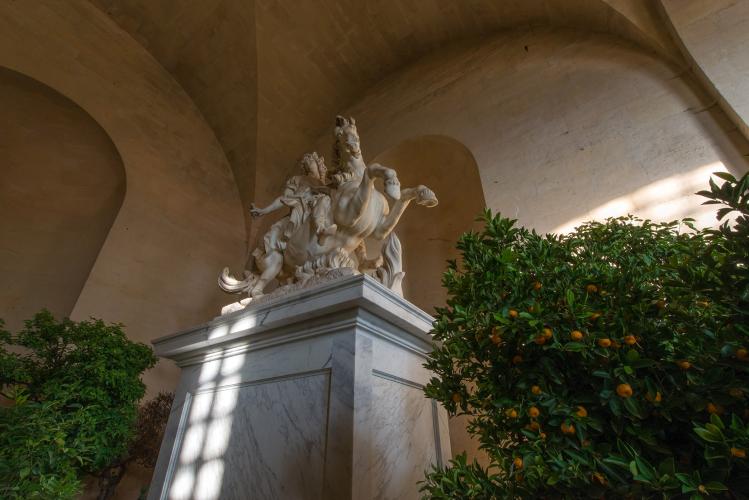 Une statue dans l'Orangerie où les arbres fruitiers sont rentrés pendant l'hiver. – © Thomas Garnier