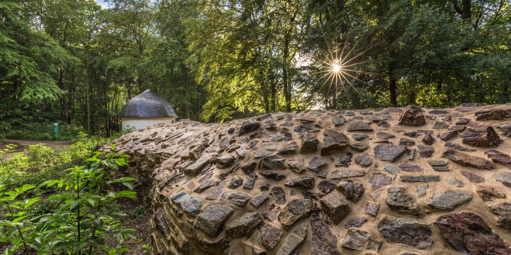 Of all the structures Count Ostein built for his park, the Magic Cave was the most densely filled with sensory and psychological tricks. – © Michael Leukel / Staatl. Schlösser und Gärten Hessen